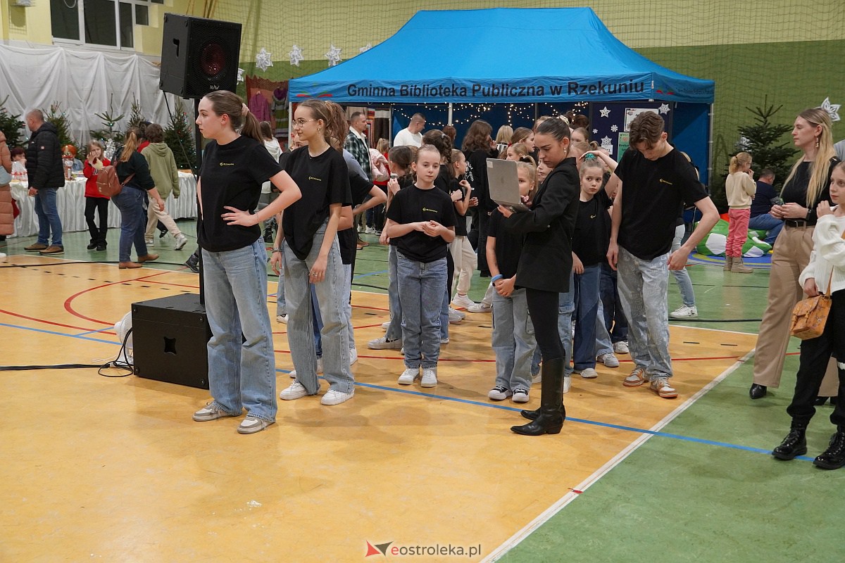 Kiermasz Bożonarodzeniowy w Rzekuniu [15.12.2023] - zdjęcie #2 - eOstroleka.pl
