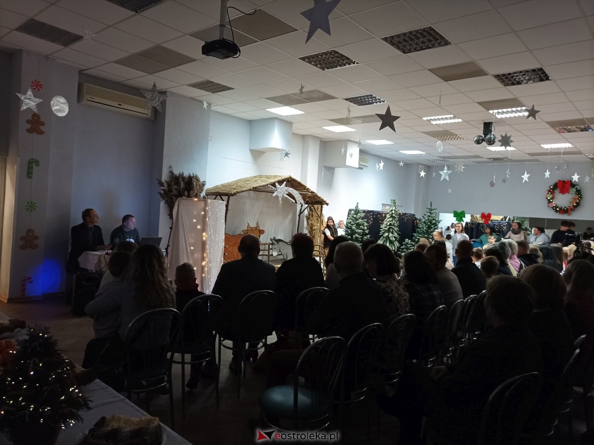 „Święta magiczne, pełne radości i ciepła” – podopieczni świetlic środowiskowych w Ostrołęce świętowali z Mikołajem [16.12.2023] - zdjęcie #23 - eOstroleka.pl