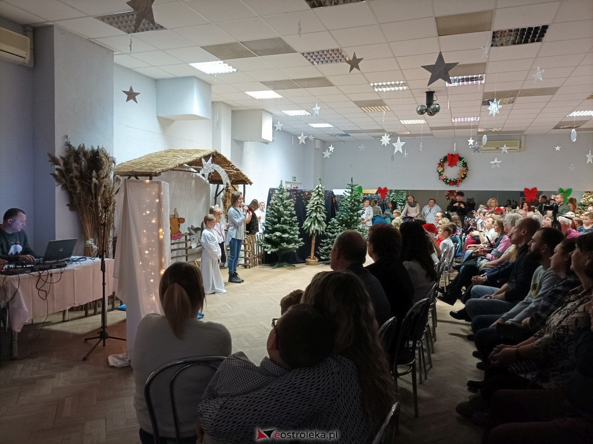 „Święta magiczne, pełne radości i ciepła” – podopieczni świetlic środowiskowych w Ostrołęce świętowali z Mikołajem [16.12.2023] - zdjęcie #22 - eOstroleka.pl