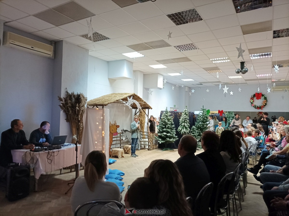 „Święta magiczne, pełne radości i ciepła” – podopieczni świetlic środowiskowych w Ostrołęce świętowali z Mikołajem [16.12.2023] - zdjęcie #21 - eOstroleka.pl