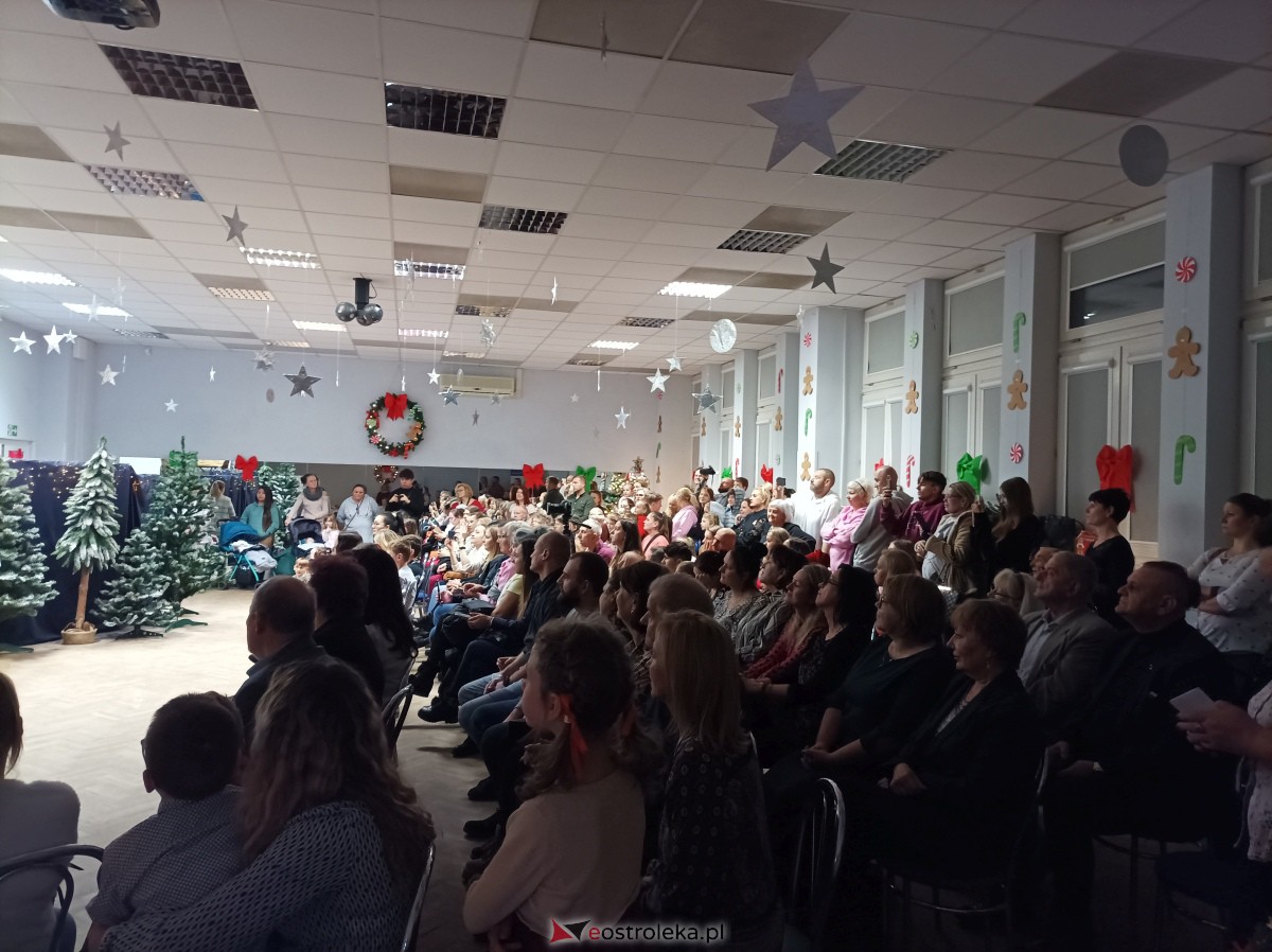 „Święta magiczne, pełne radości i ciepła” – podopieczni świetlic środowiskowych w Ostrołęce świętowali z Mikołajem [16.12.2023] - zdjęcie #20 - eOstroleka.pl