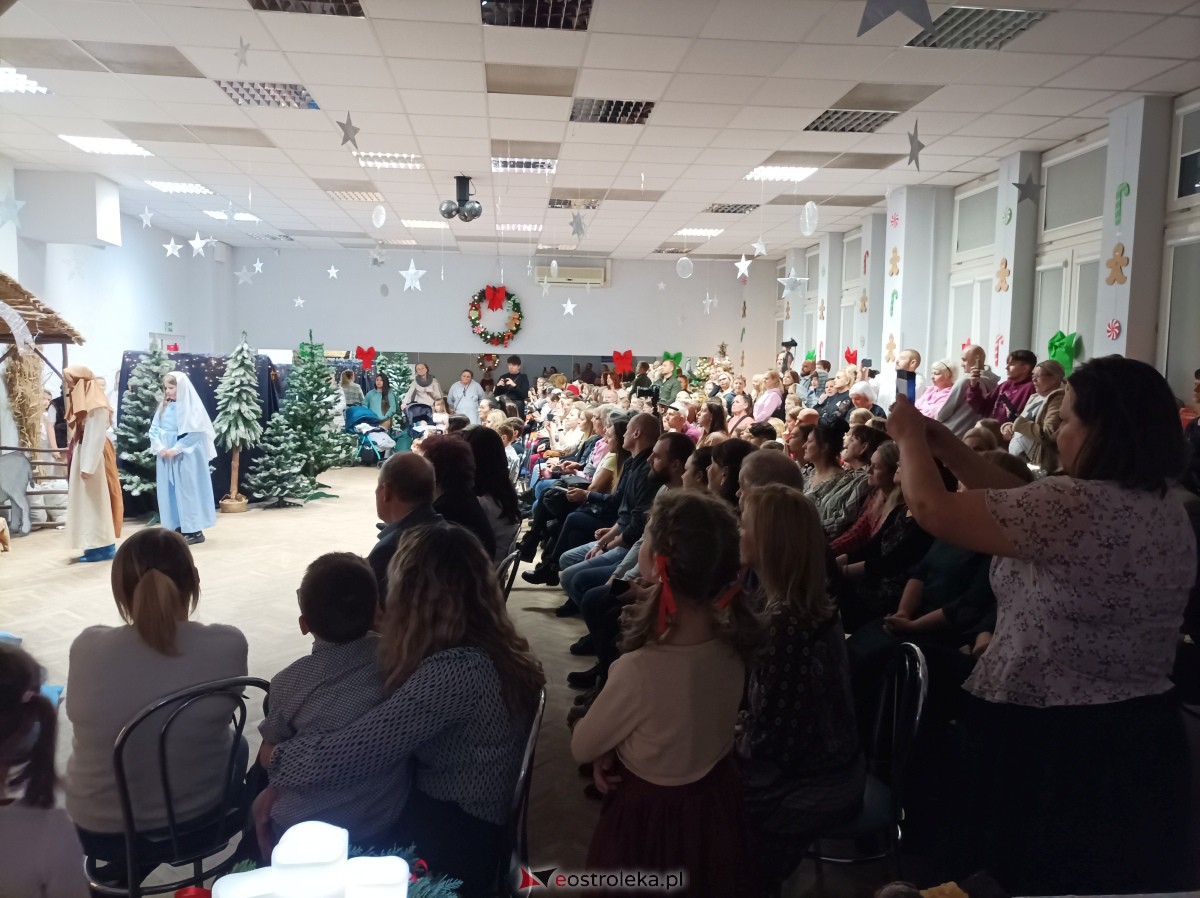 „Święta magiczne, pełne radości i ciepła” – podopieczni świetlic środowiskowych w Ostrołęce świętowali z Mikołajem [16.12.2023] - zdjęcie #19 - eOstroleka.pl