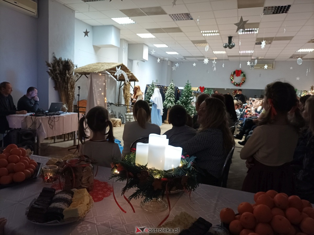 „Święta magiczne, pełne radości i ciepła” – podopieczni świetlic środowiskowych w Ostrołęce świętowali z Mikołajem [16.12.2023] - zdjęcie #18 - eOstroleka.pl