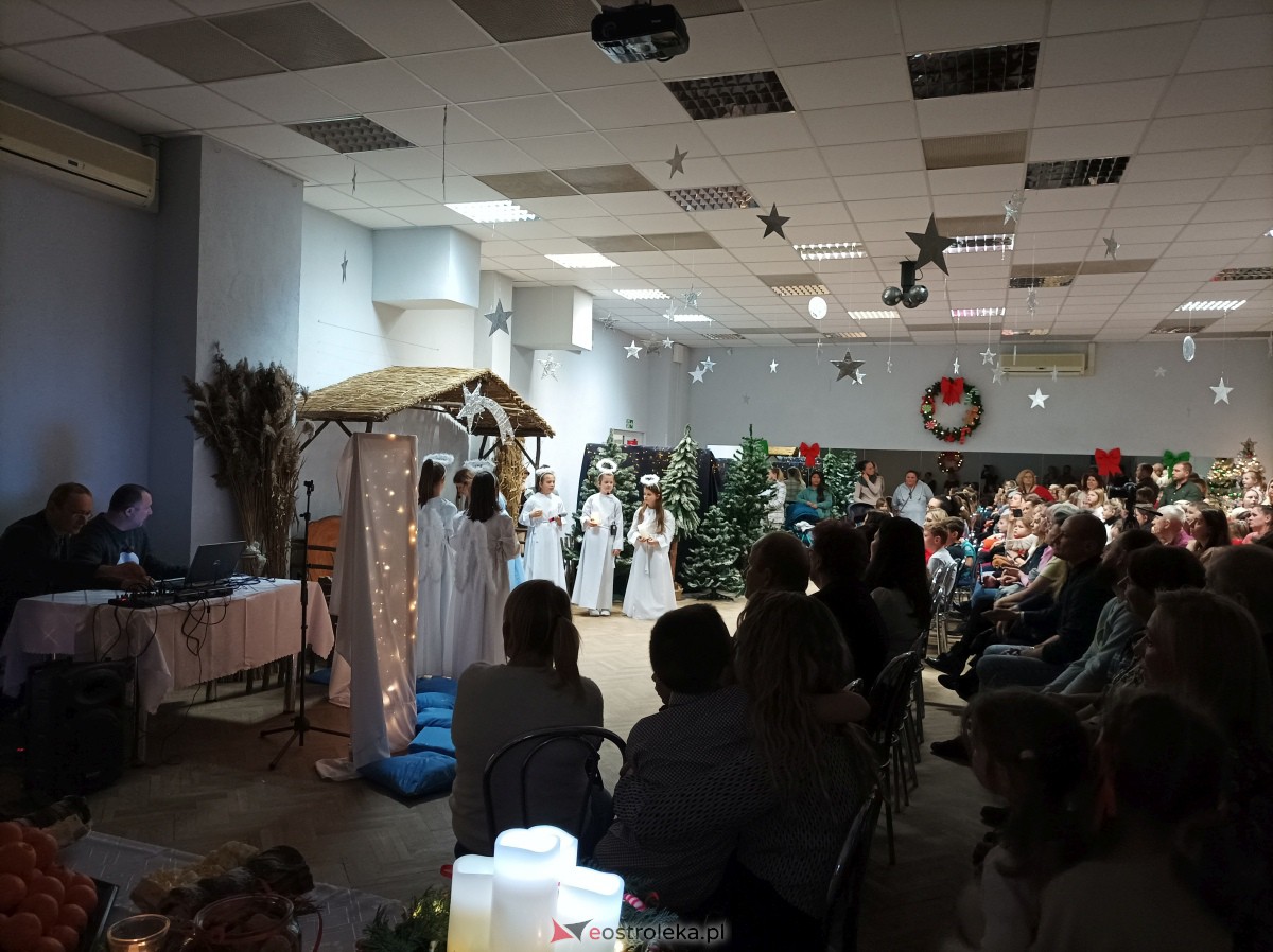 „Święta magiczne, pełne radości i ciepła” – podopieczni świetlic środowiskowych w Ostrołęce świętowali z Mikołajem [16.12.2023] - zdjęcie #17 - eOstroleka.pl