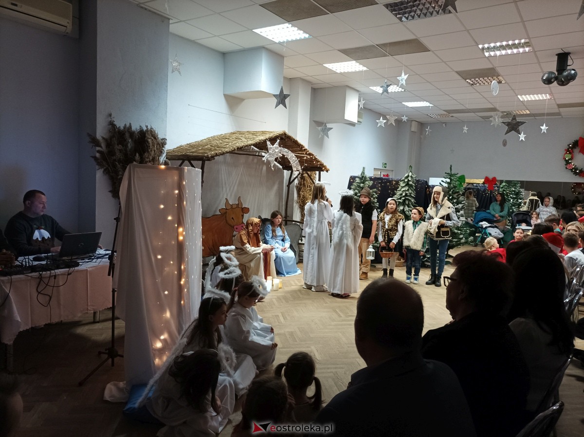 „Święta magiczne, pełne radości i ciepła” – podopieczni świetlic środowiskowych w Ostrołęce świętowali z Mikołajem [16.12.2023] - zdjęcie #16 - eOstroleka.pl