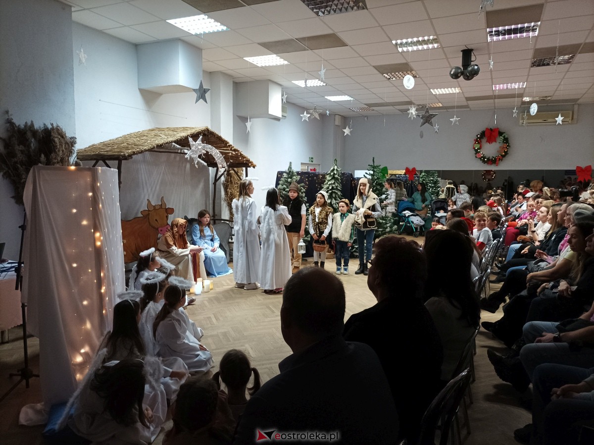 „Święta magiczne, pełne radości i ciepła” – podopieczni świetlic środowiskowych w Ostrołęce świętowali z Mikołajem [16.12.2023] - zdjęcie #15 - eOstroleka.pl