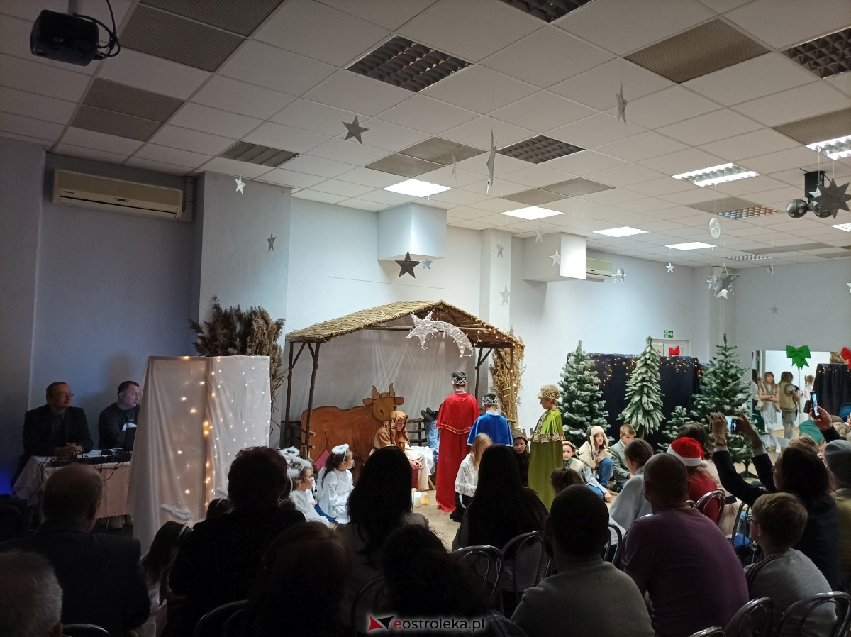 „Święta magiczne, pełne radości i ciepła” – podopieczni świetlic środowiskowych w Ostrołęce świętowali z Mikołajem [16.12.2023] - zdjęcie #14 - eOstroleka.pl