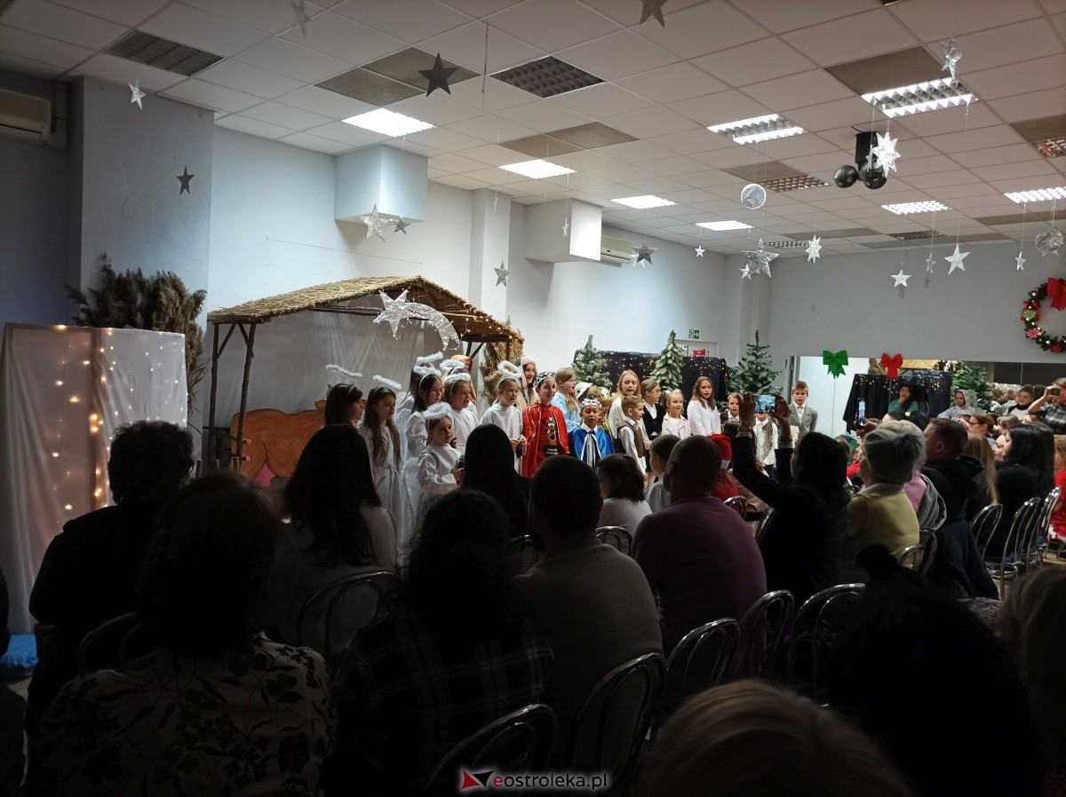 „Święta magiczne, pełne radości i ciepła” – podopieczni świetlic środowiskowych w Ostrołęce świętowali z Mikołajem [16.12.2023] - zdjęcie #13 - eOstroleka.pl