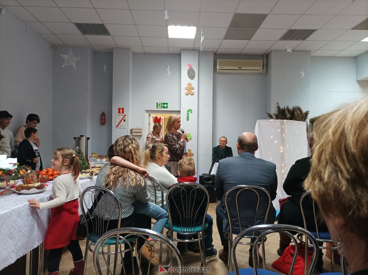 „Święta magiczne, pełne radości i ciepła” – podopieczni świetlic środowiskowych w Ostrołęce świętowali z Mikołajem [16.12.2023] - zdjęcie #12 - eOstroleka.pl