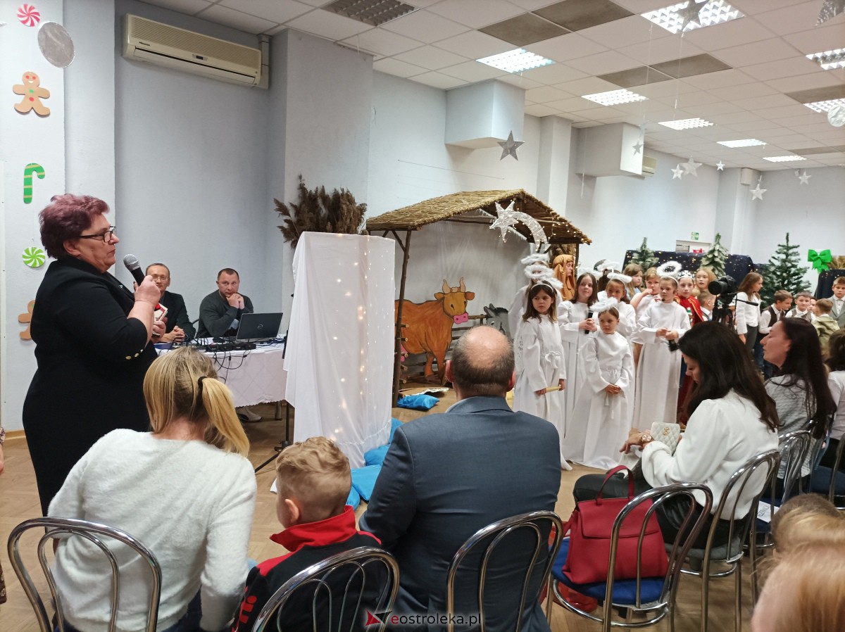 „Święta magiczne, pełne radości i ciepła” – podopieczni świetlic środowiskowych w Ostrołęce świętowali z Mikołajem [16.12.2023] - zdjęcie #11 - eOstroleka.pl
