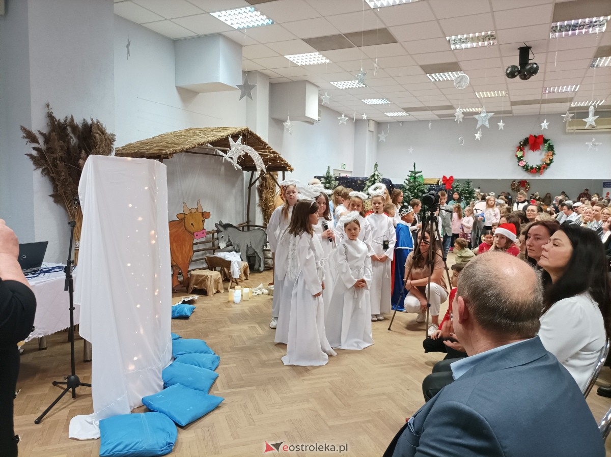 „Święta magiczne, pełne radości i ciepła” – podopieczni świetlic środowiskowych w Ostrołęce świętowali z Mikołajem [16.12.2023] - zdjęcie #10 - eOstroleka.pl