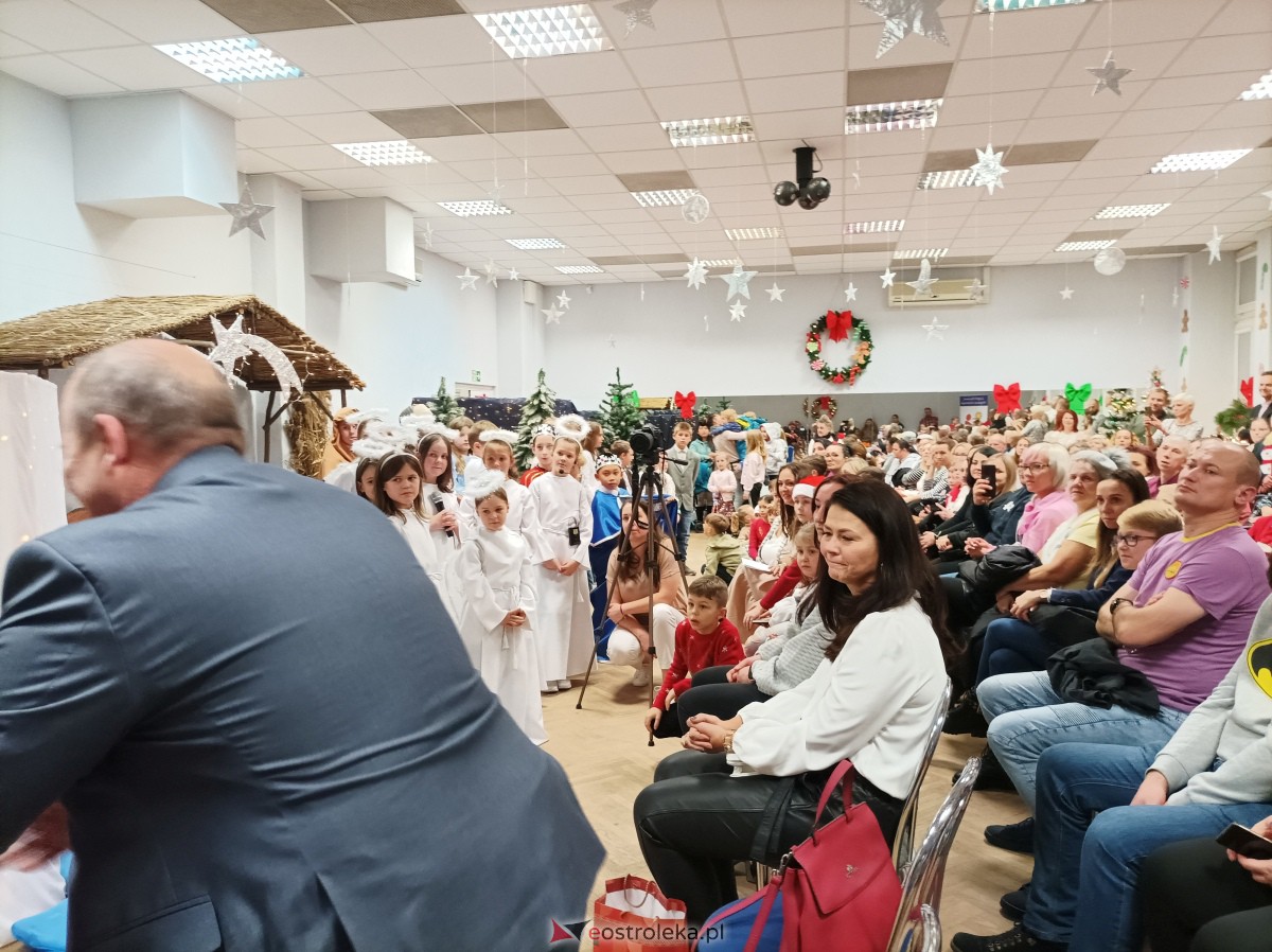 „Święta magiczne, pełne radości i ciepła” – podopieczni świetlic środowiskowych w Ostrołęce świętowali z Mikołajem [16.12.2023] - zdjęcie #9 - eOstroleka.pl