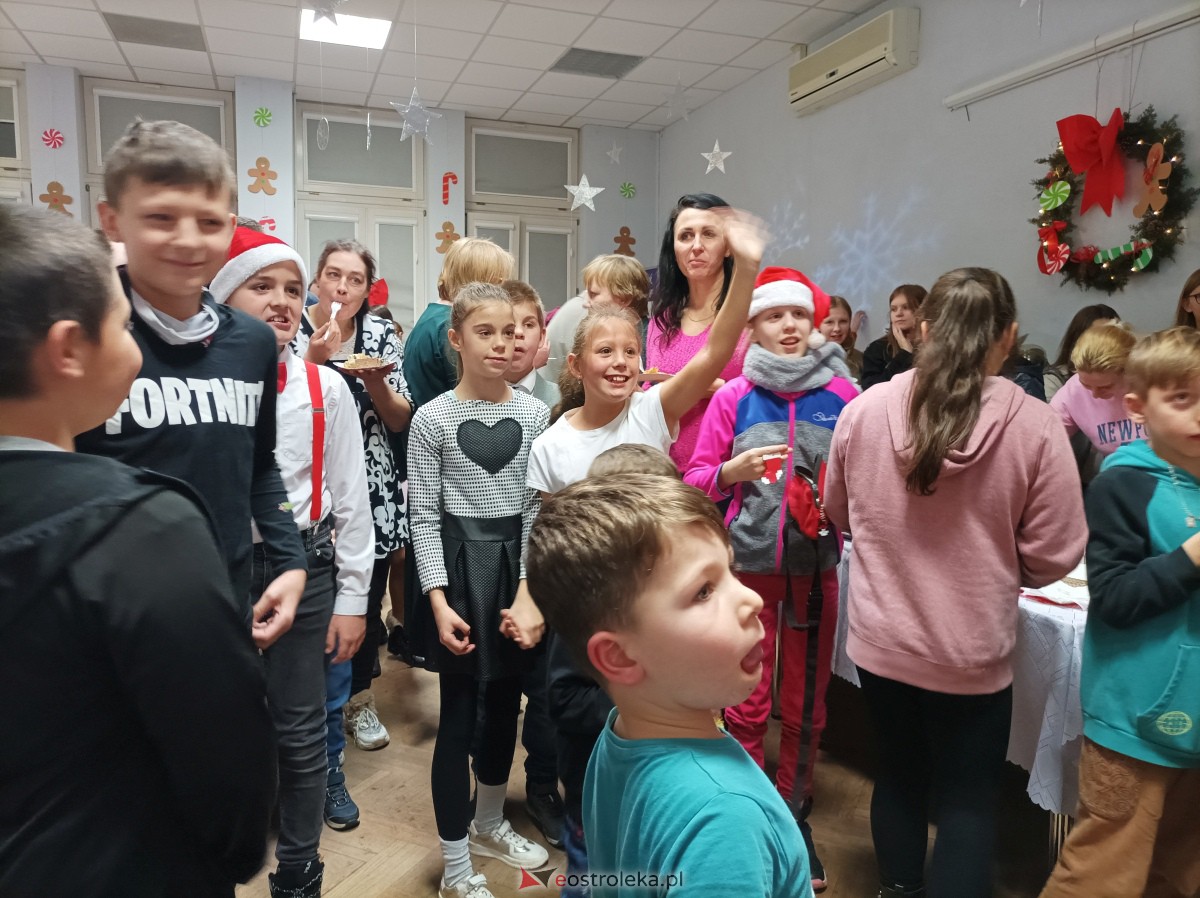 „Święta magiczne, pełne radości i ciepła” – podopieczni świetlic środowiskowych w Ostrołęce świętowali z Mikołajem [16.12.2023] - zdjęcie #8 - eOstroleka.pl
