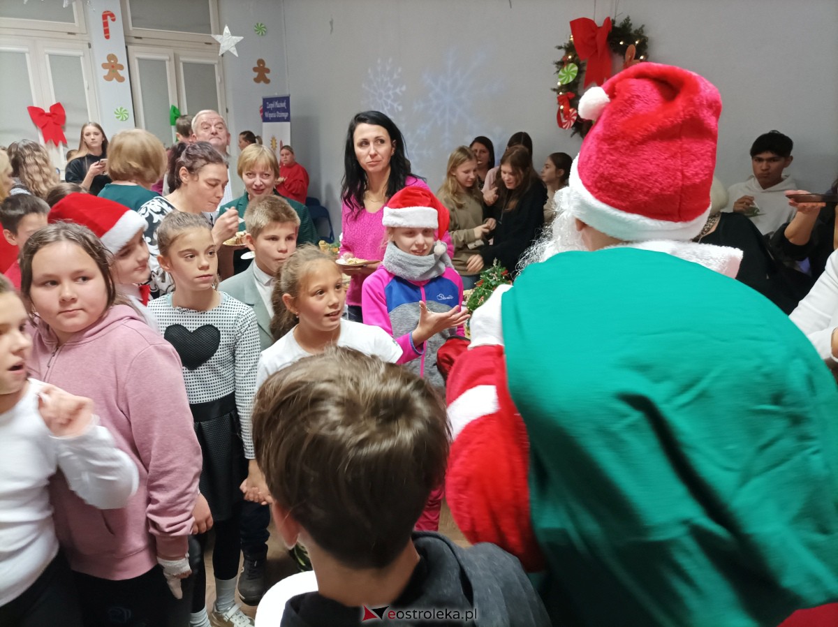 „Święta magiczne, pełne radości i ciepła” – podopieczni świetlic środowiskowych w Ostrołęce świętowali z Mikołajem [16.12.2023] - zdjęcie #7 - eOstroleka.pl