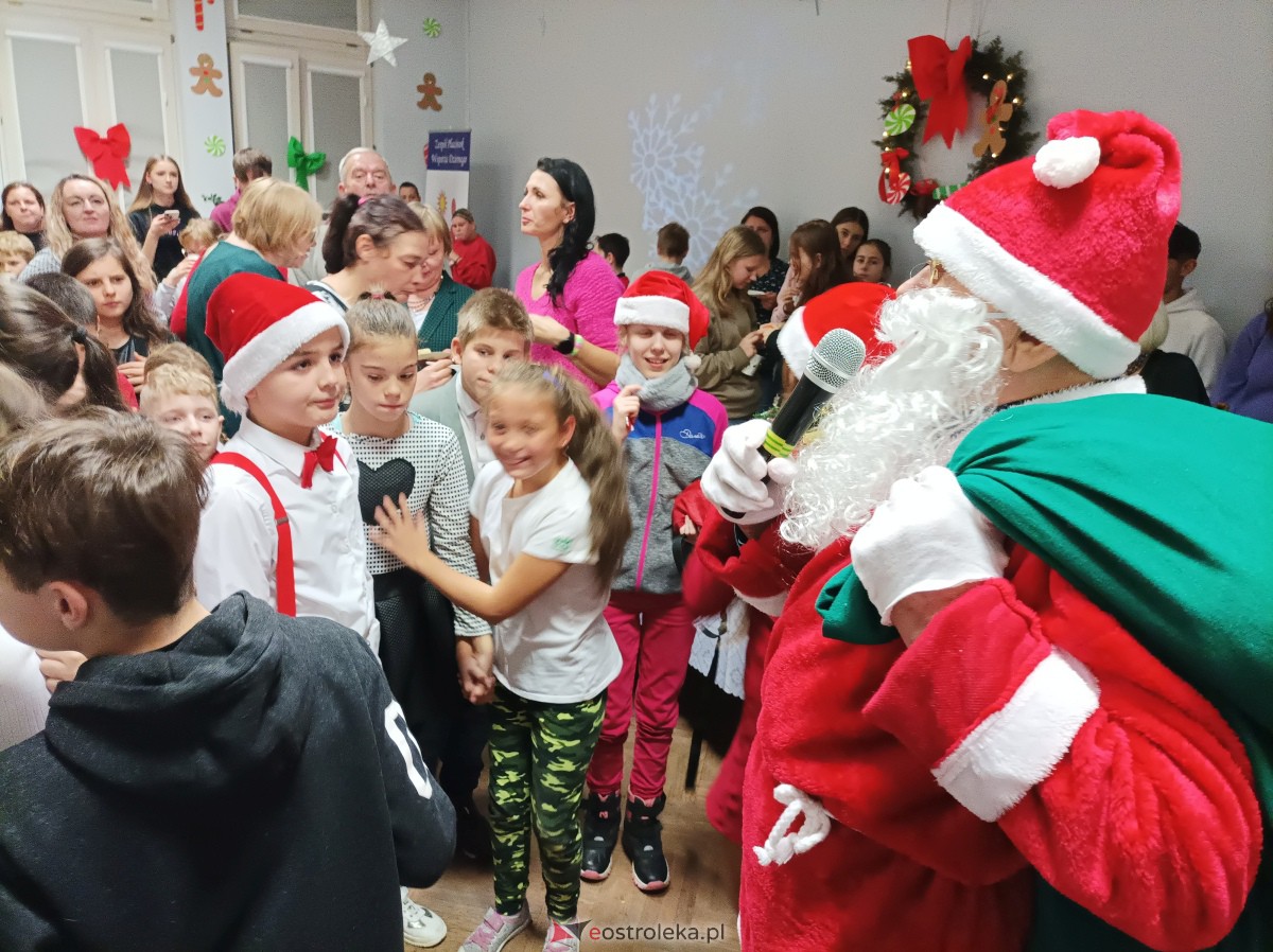 „Święta magiczne, pełne radości i ciepła” – podopieczni świetlic środowiskowych w Ostrołęce świętowali z Mikołajem [16.12.2023] - zdjęcie #6 - eOstroleka.pl