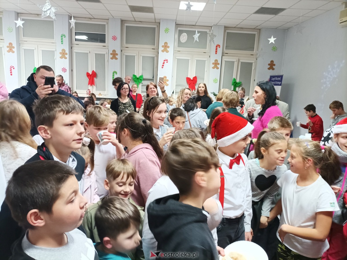 „Święta magiczne, pełne radości i ciepła” – podopieczni świetlic środowiskowych w Ostrołęce świętowali z Mikołajem [16.12.2023] - zdjęcie #5 - eOstroleka.pl