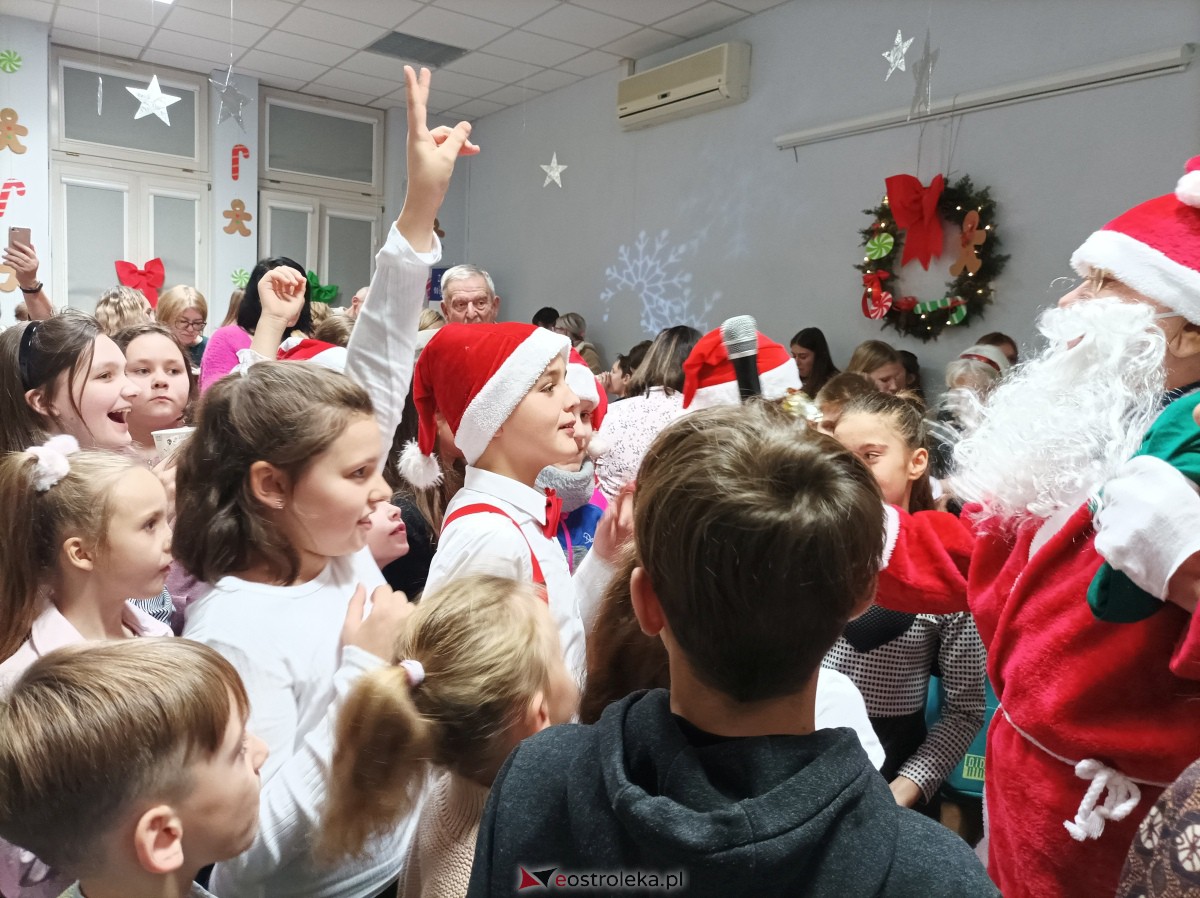 „Święta magiczne, pełne radości i ciepła” – podopieczni świetlic środowiskowych w Ostrołęce świętowali z Mikołajem [16.12.2023] - zdjęcie #4 - eOstroleka.pl