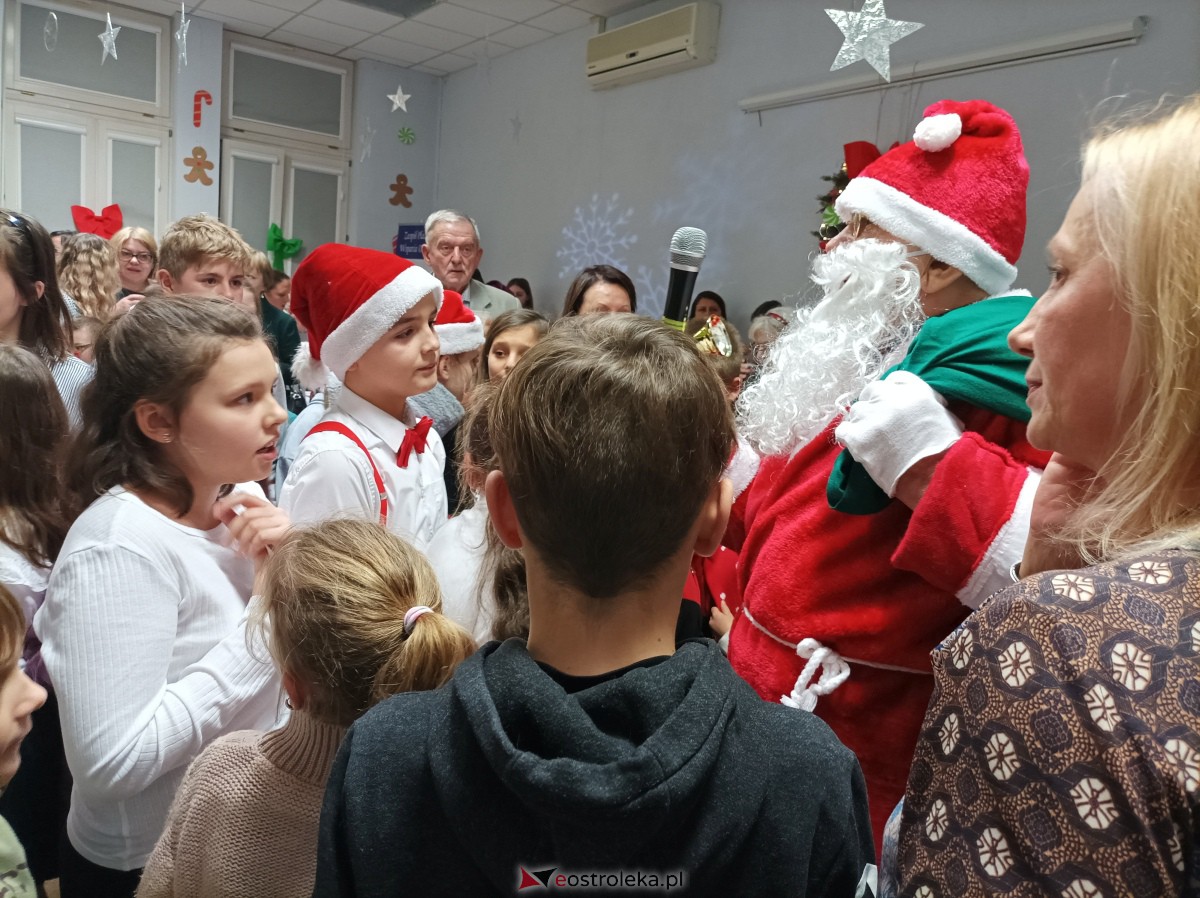 „Święta magiczne, pełne radości i ciepła” – podopieczni świetlic środowiskowych w Ostrołęce świętowali z Mikołajem [16.12.2023] - zdjęcie #3 - eOstroleka.pl