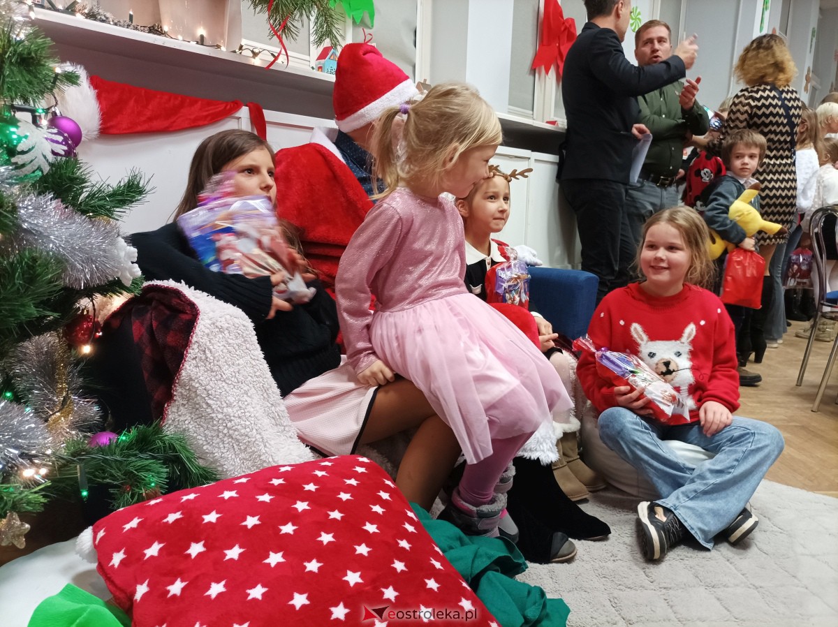 „Święta magiczne, pełne radości i ciepła” – podopieczni świetlic środowiskowych w Ostrołęce świętowali z Mikołajem [16.12.2023] - zdjęcie #2 - eOstroleka.pl