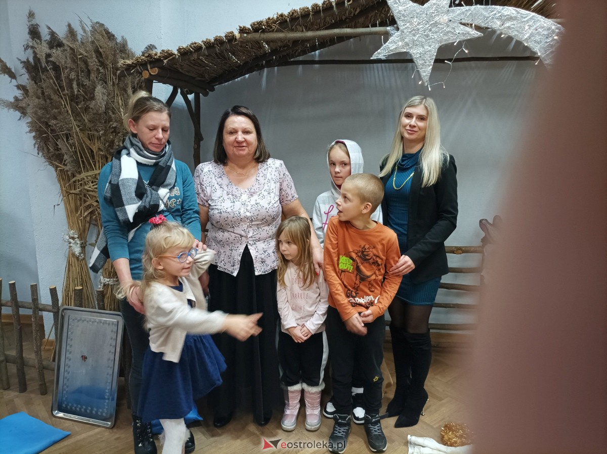 „Święta magiczne, pełne radości i ciepła” – podopieczni świetlic środowiskowych w Ostrołęce świętowali z Mikołajem [16.12.2023] - zdjęcie #1 - eOstroleka.pl