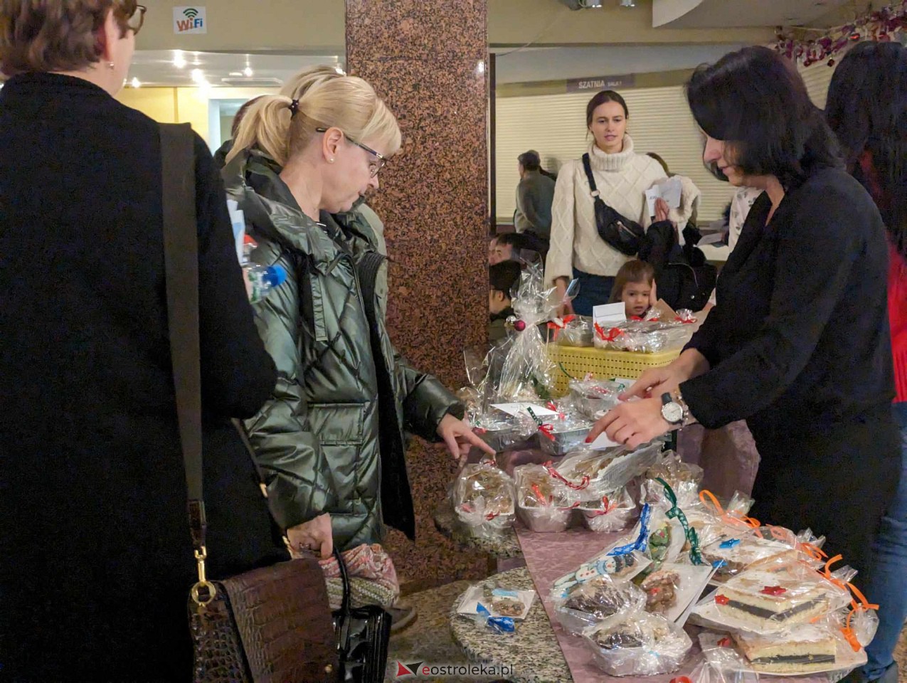 Kiermasz i spektakl dla Zuzi Berezy [16.12.2023] - zdjęcie #48 - eOstroleka.pl