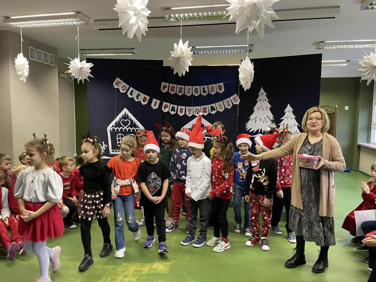Przegląd Kolęd i Pastorałek w SP 10 w Ostrołęce [13.12.2023] - zdjęcie #14 - eOstroleka.pl