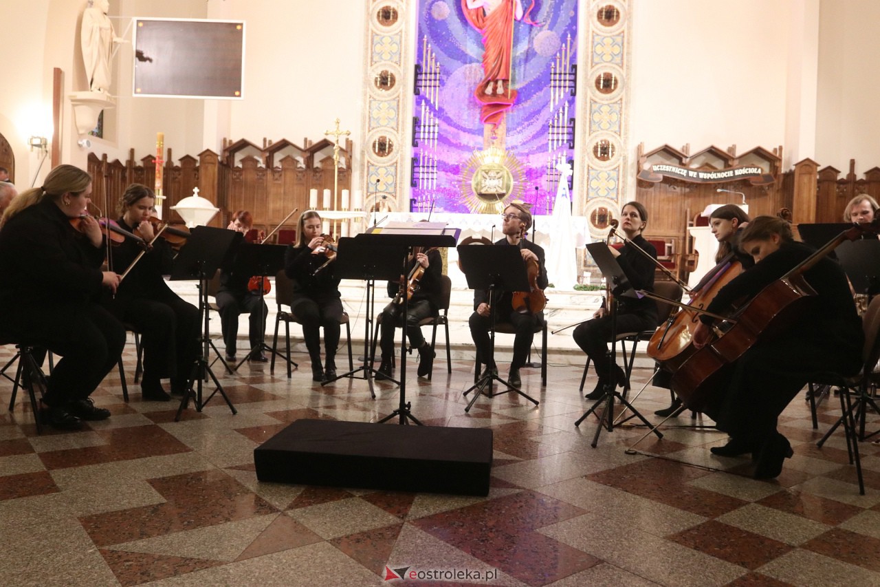 Koncert Ostrołęckiej Orkiestry Kameralnej [17.12.2023] - zdjęcie #45 - eOstroleka.pl