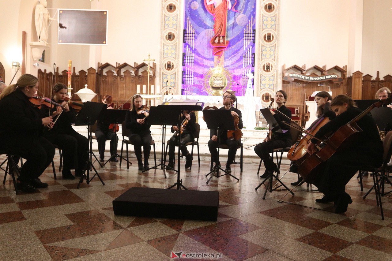 Koncert Ostrołęckiej Orkiestry Kameralnej [17.12.2023] - zdjęcie #44 - eOstroleka.pl
