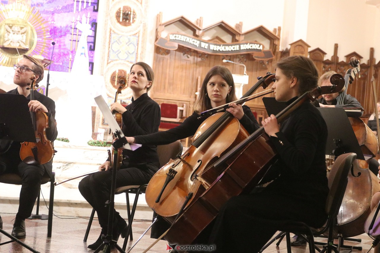 Koncert Ostrołęckiej Orkiestry Kameralnej [17.12.2023] - zdjęcie #43 - eOstroleka.pl