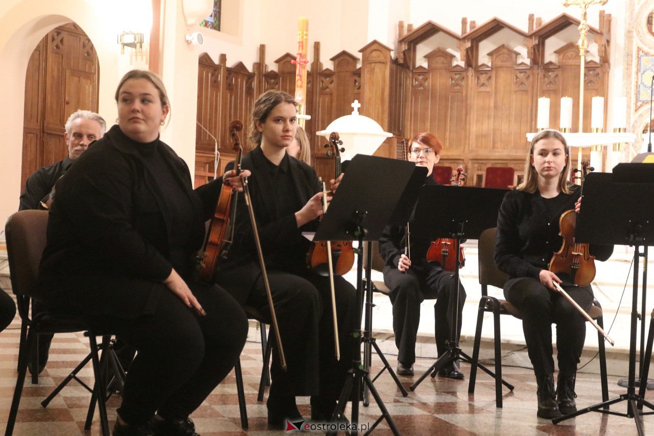 Koncert Ostrołęckiej Orkiestry Kameralnej [17.12.2023] - zdjęcie #42 - eOstroleka.pl