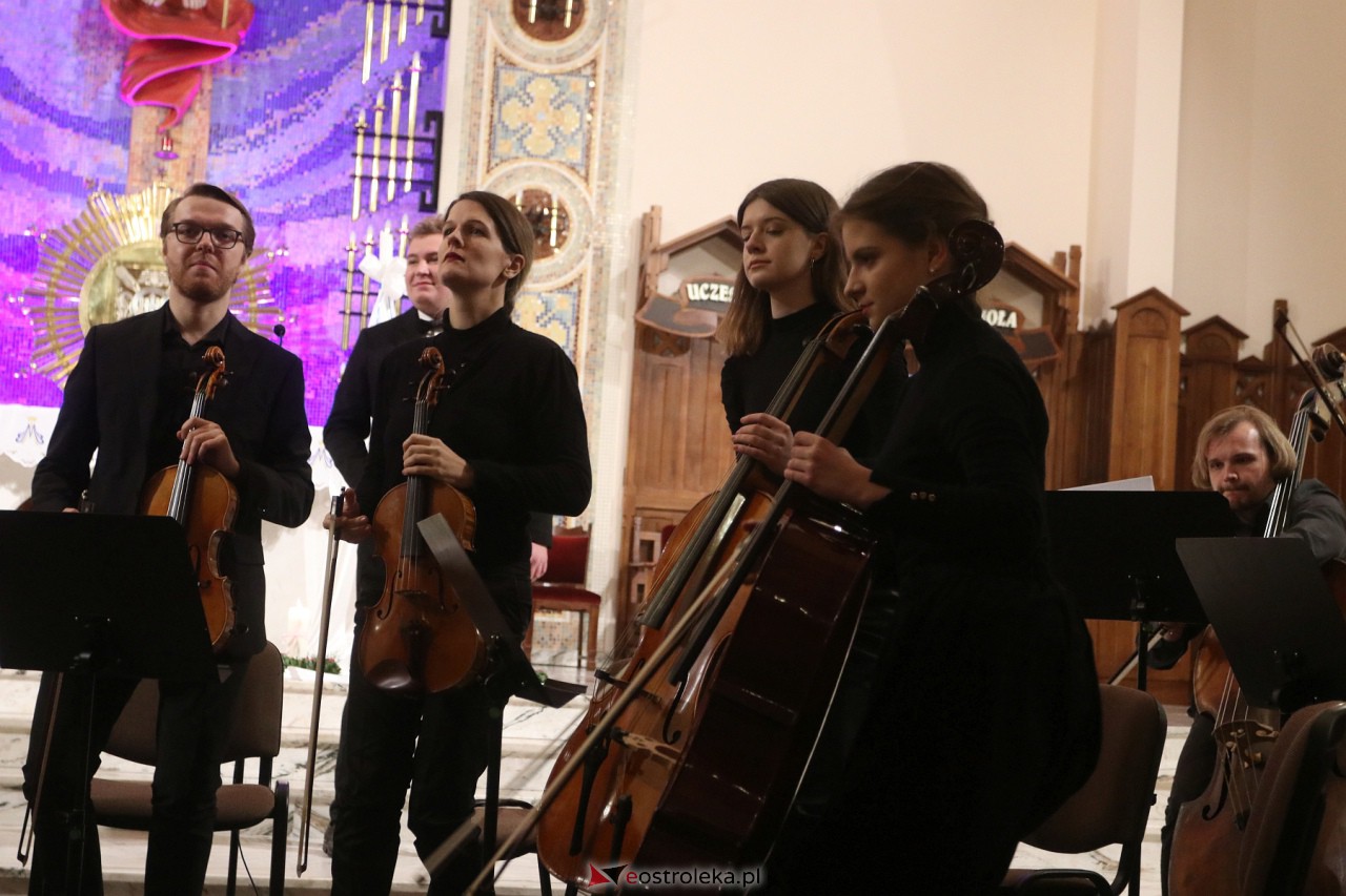 Koncert Ostrołęckiej Orkiestry Kameralnej [17.12.2023] - zdjęcie #41 - eOstroleka.pl