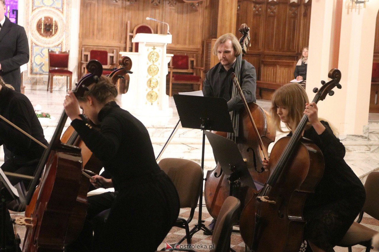 Koncert Ostrołęckiej Orkiestry Kameralnej [17.12.2023] - zdjęcie #37 - eOstroleka.pl
