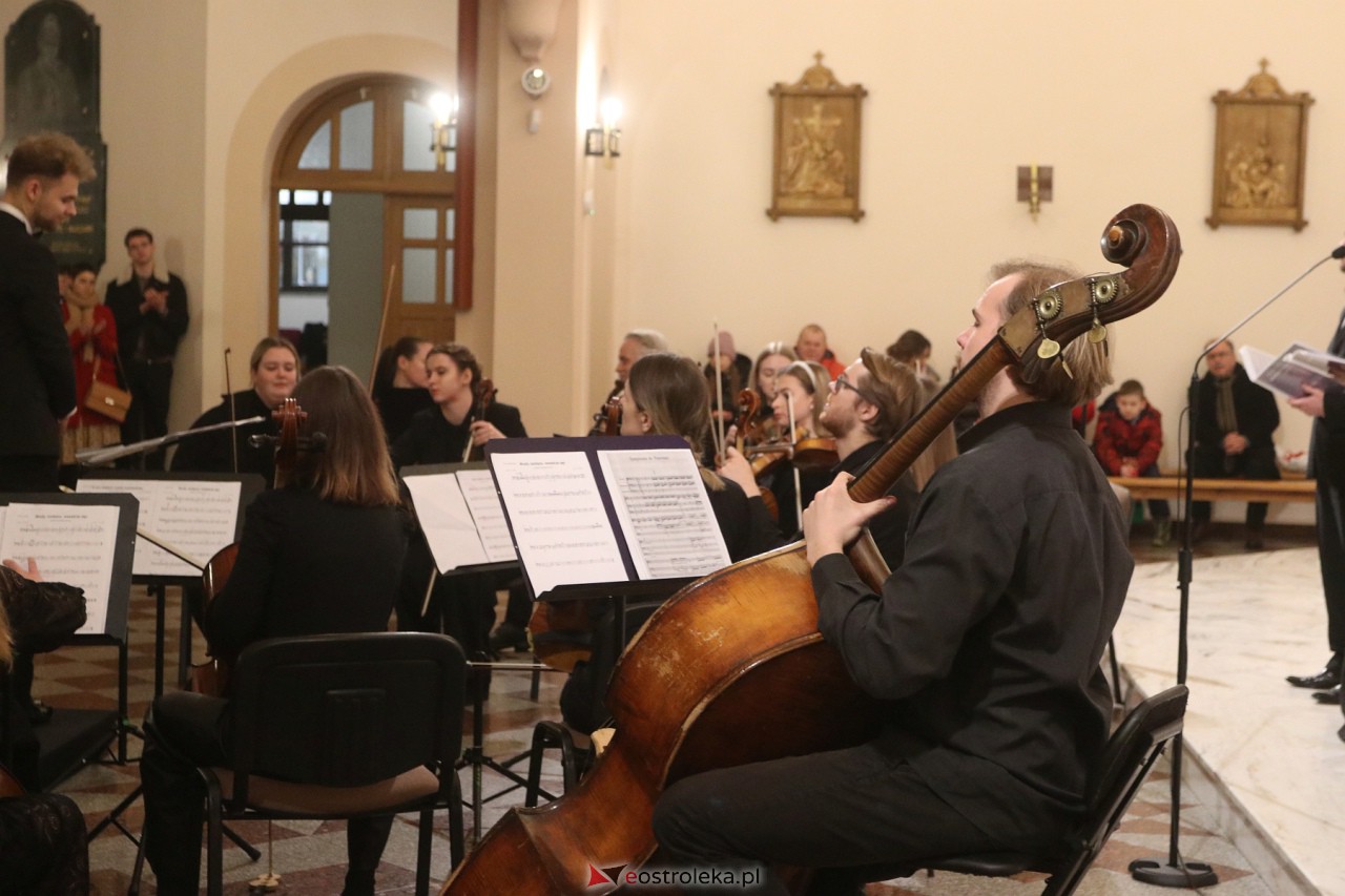 Koncert Ostrołęckiej Orkiestry Kameralnej [17.12.2023] - zdjęcie #36 - eOstroleka.pl