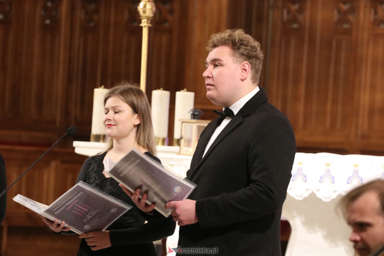 Koncert Ostrołęckiej Orkiestry Kameralnej [17.12.2023] - zdjęcie #35 - eOstroleka.pl