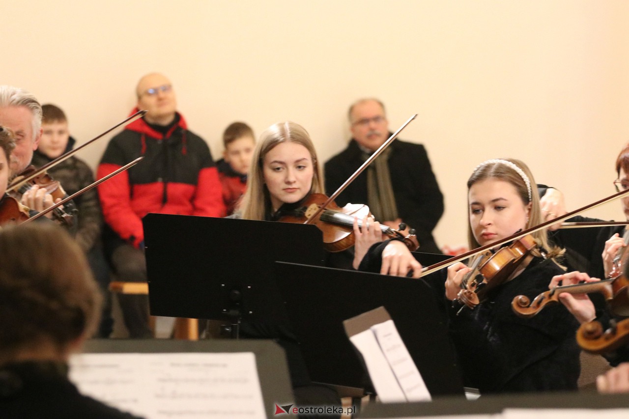 Koncert Ostrołęckiej Orkiestry Kameralnej [17.12.2023] - zdjęcie #32 - eOstroleka.pl