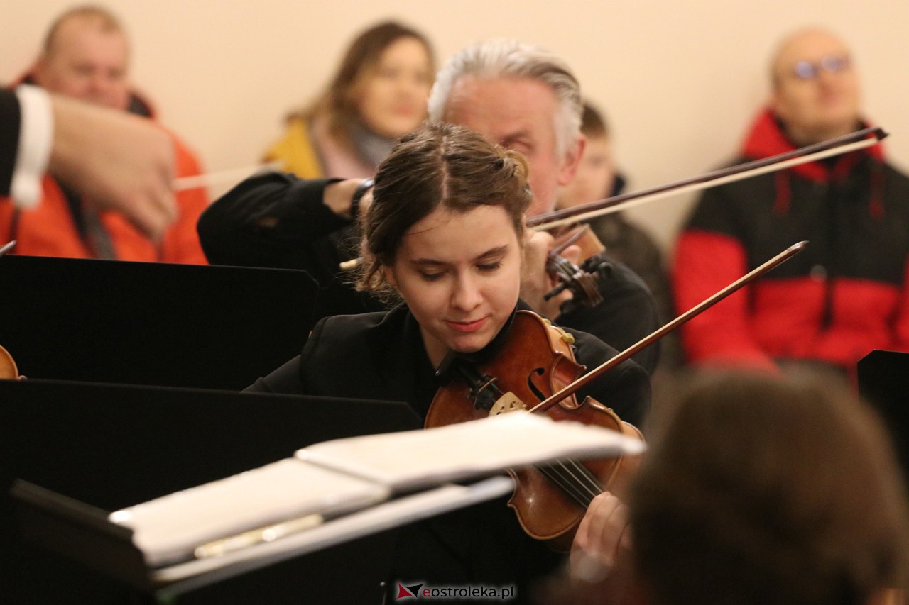 Koncert Ostrołęckiej Orkiestry Kameralnej [17.12.2023] - zdjęcie #31 - eOstroleka.pl