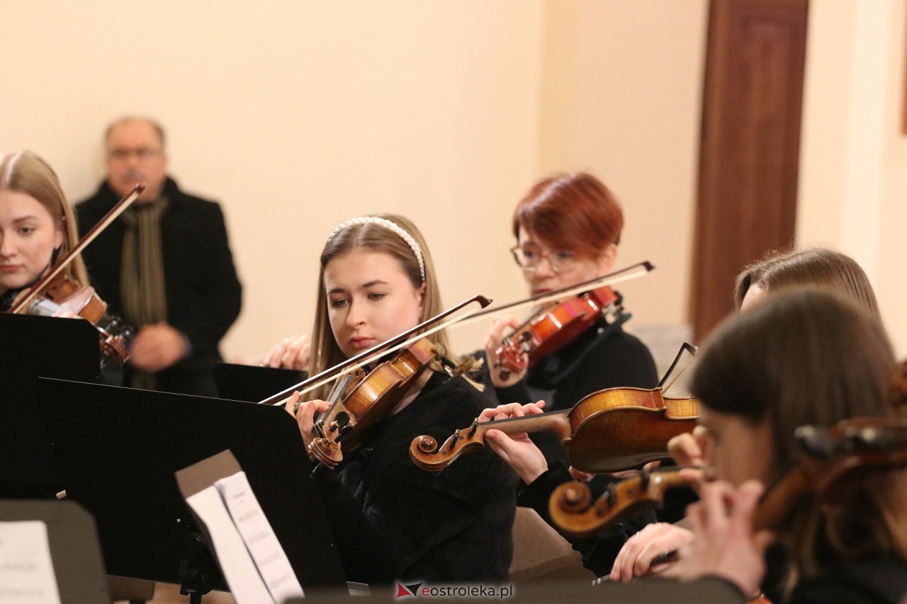Koncert Ostrołęckiej Orkiestry Kameralnej [17.12.2023] - zdjęcie #30 - eOstroleka.pl