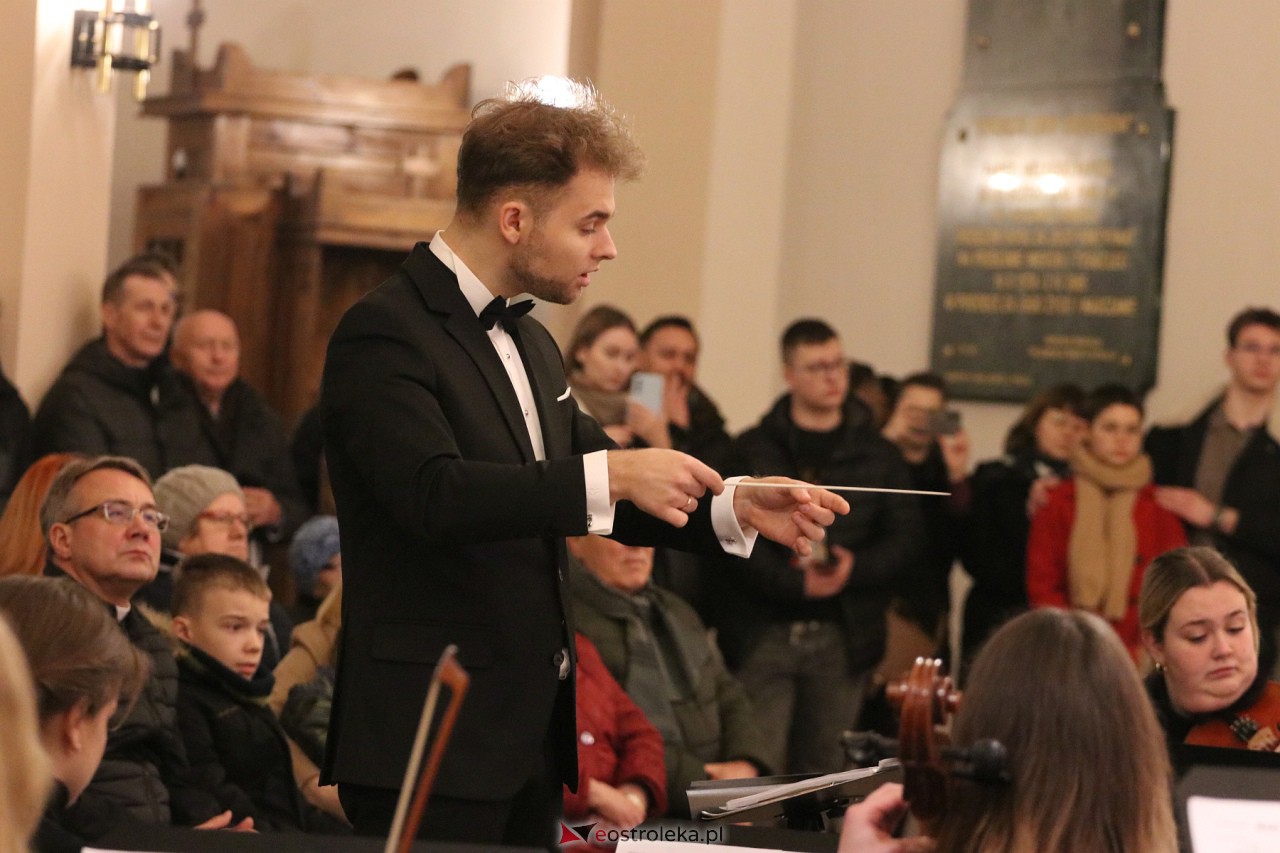 Koncert Ostrołęckiej Orkiestry Kameralnej [17.12.2023] - zdjęcie #25 - eOstroleka.pl