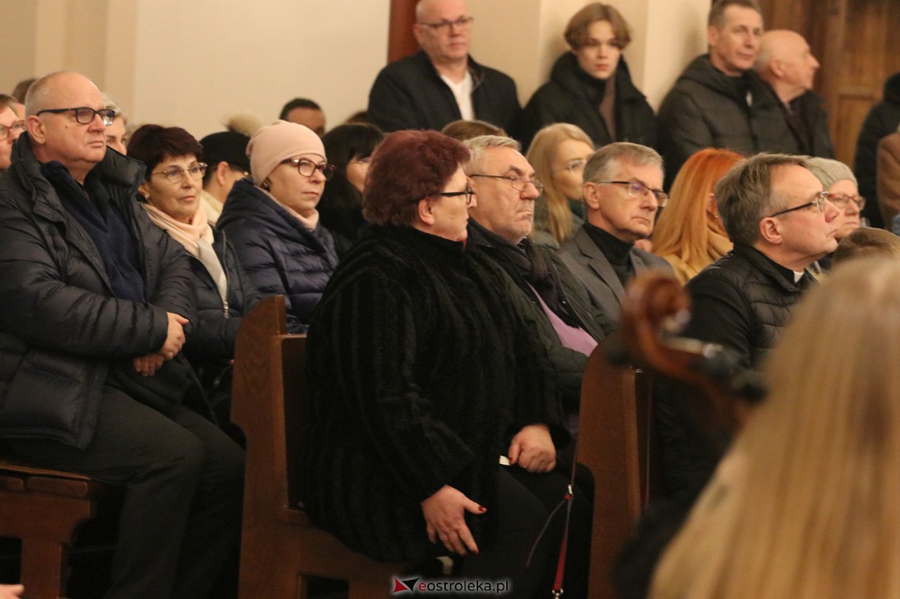 Koncert Ostrołęckiej Orkiestry Kameralnej [17.12.2023] - zdjęcie #22 - eOstroleka.pl