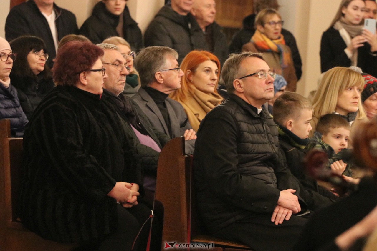 Koncert Ostrołęckiej Orkiestry Kameralnej [17.12.2023] - zdjęcie #21 - eOstroleka.pl