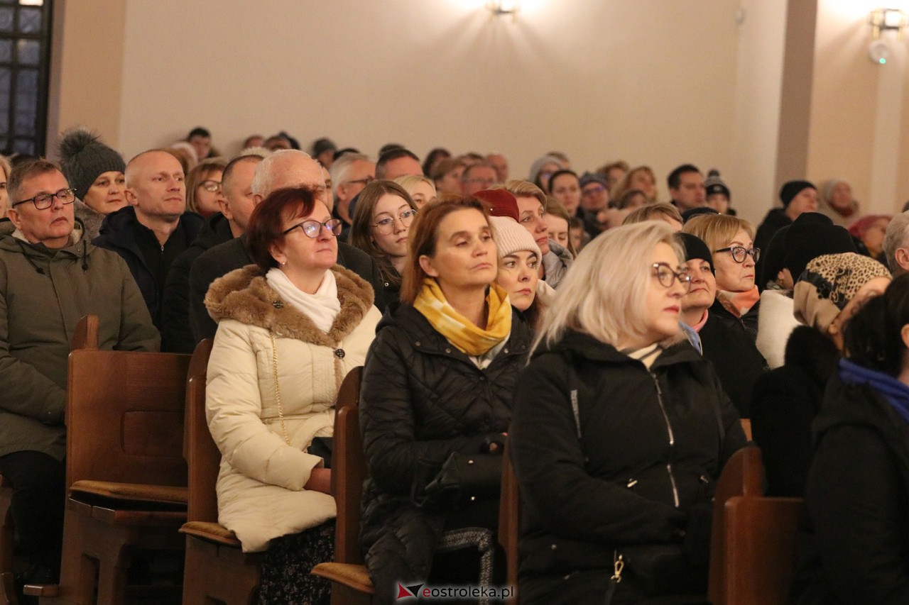 Koncert Ostrołęckiej Orkiestry Kameralnej [17.12.2023] - zdjęcie #20 - eOstroleka.pl