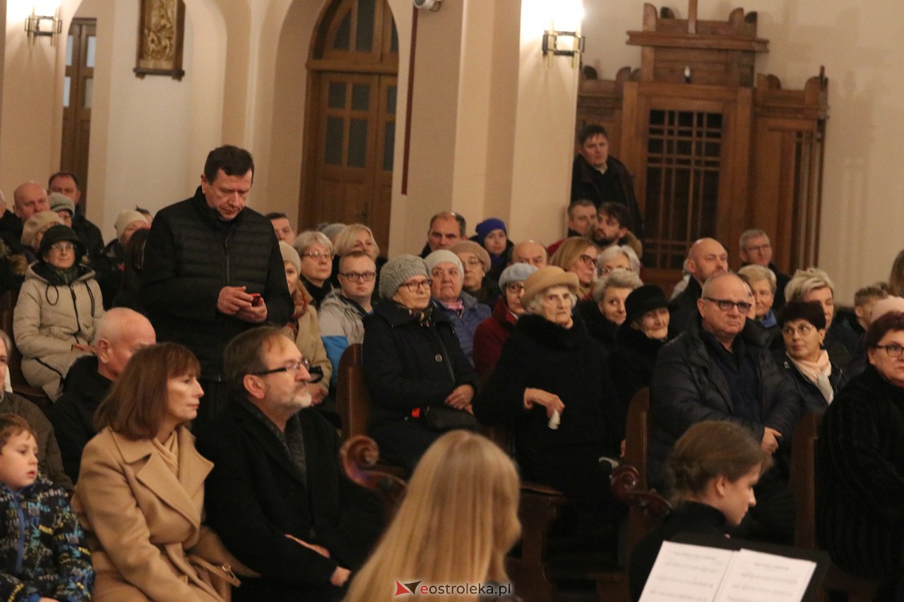Koncert Ostrołęckiej Orkiestry Kameralnej [17.12.2023] - zdjęcie #18 - eOstroleka.pl