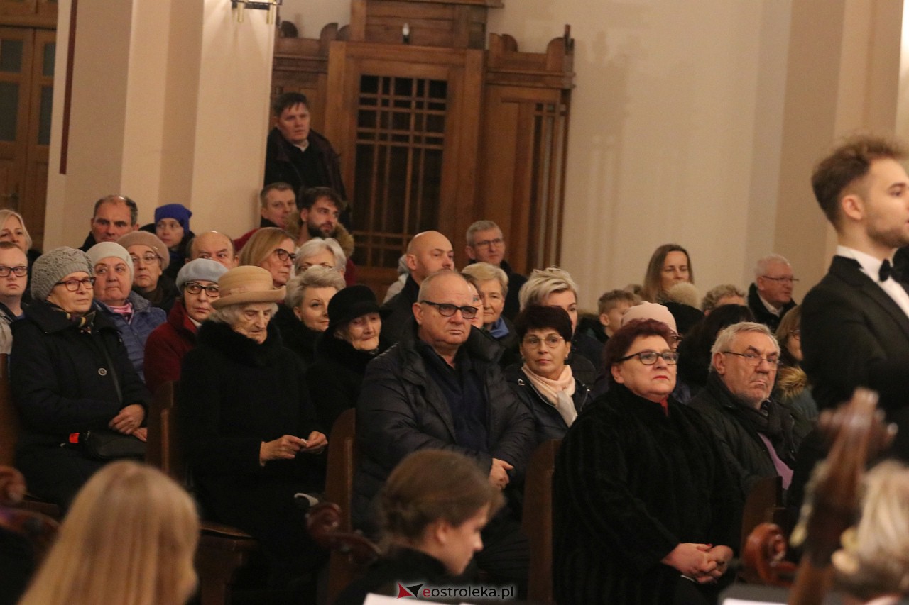 Koncert Ostrołęckiej Orkiestry Kameralnej [17.12.2023] - zdjęcie #17 - eOstroleka.pl
