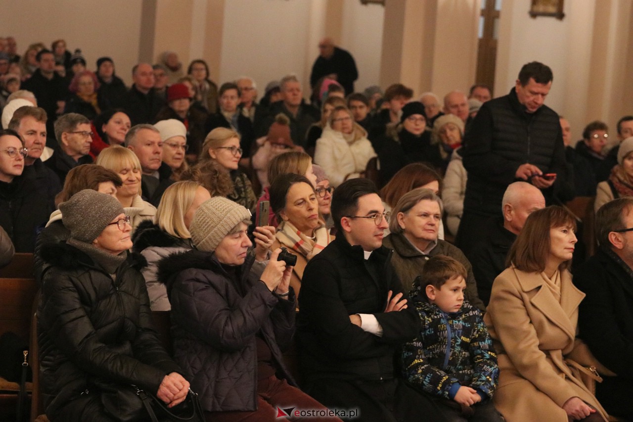 Koncert Ostrołęckiej Orkiestry Kameralnej [17.12.2023] - zdjęcie #16 - eOstroleka.pl