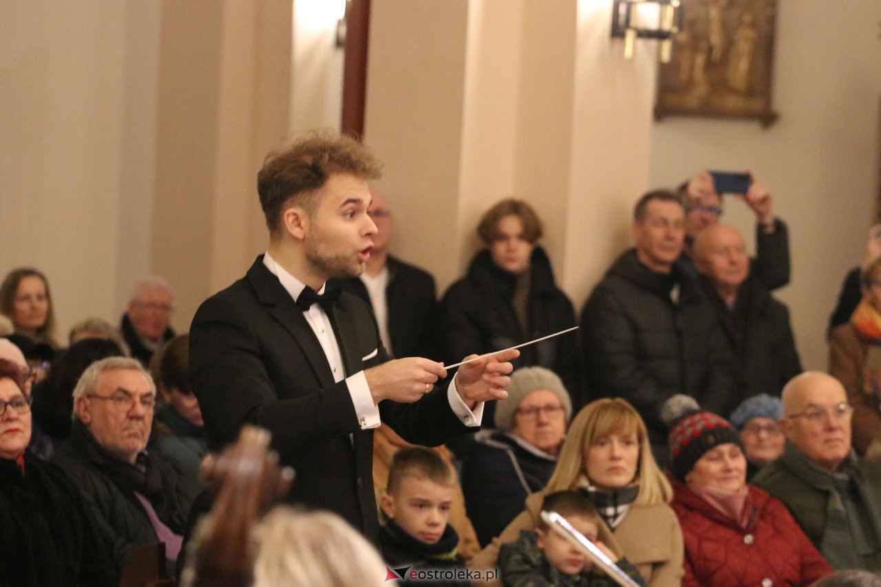 Koncert Ostrołęckiej Orkiestry Kameralnej [17.12.2023] - zdjęcie #13 - eOstroleka.pl