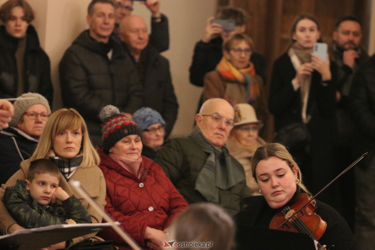 Koncert Ostrołęckiej Orkiestry Kameralnej [17.12.2023] - zdjęcie #12 - eOstroleka.pl