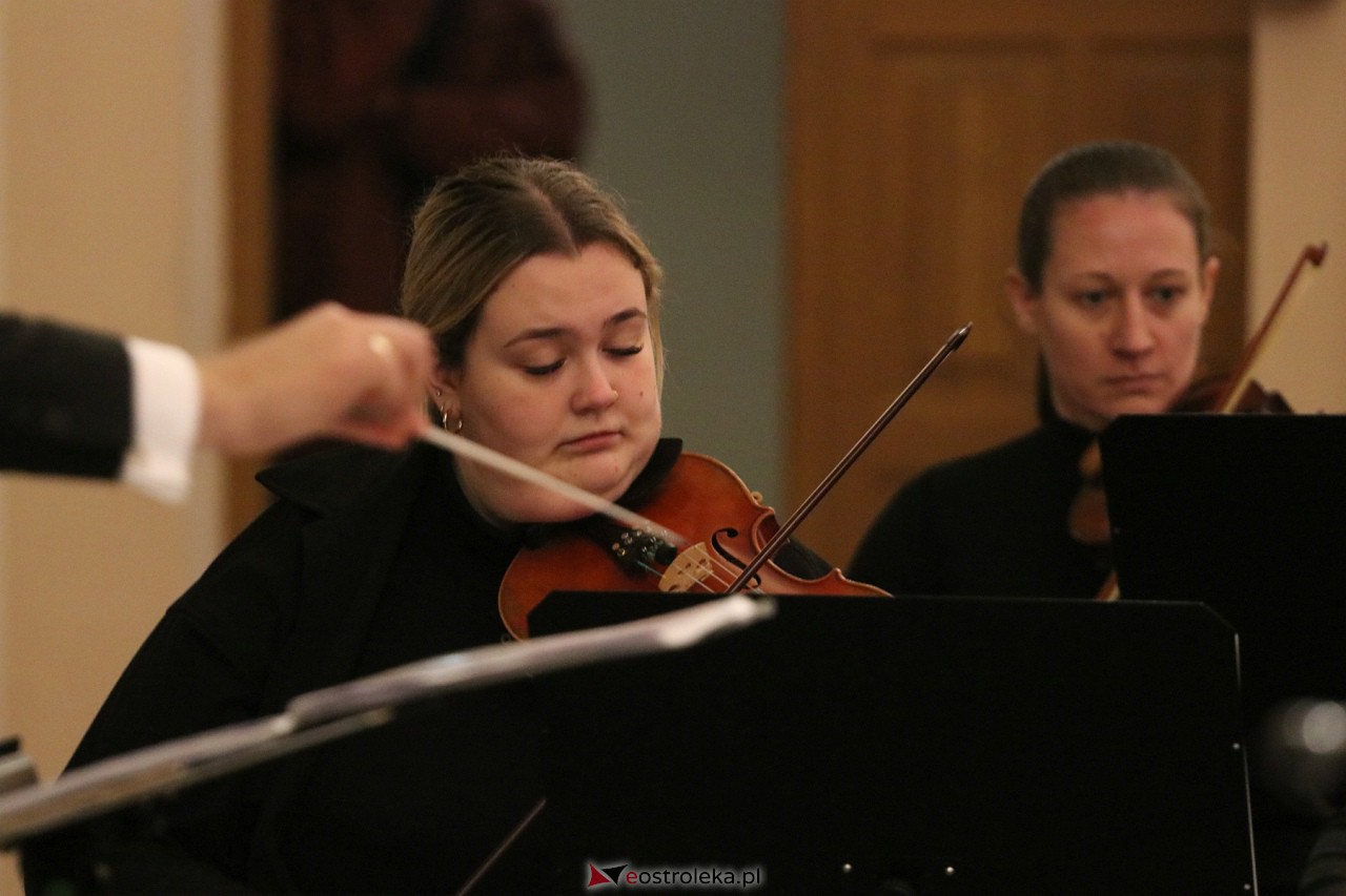 Koncert Ostrołęckiej Orkiestry Kameralnej [17.12.2023] - zdjęcie #6 - eOstroleka.pl