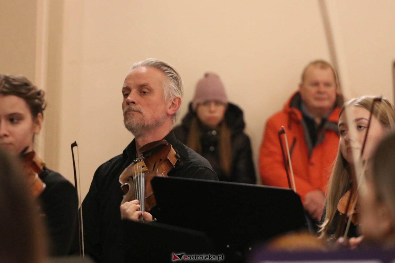 Koncert Ostrołęckiej Orkiestry Kameralnej [17.12.2023] - zdjęcie #5 - eOstroleka.pl