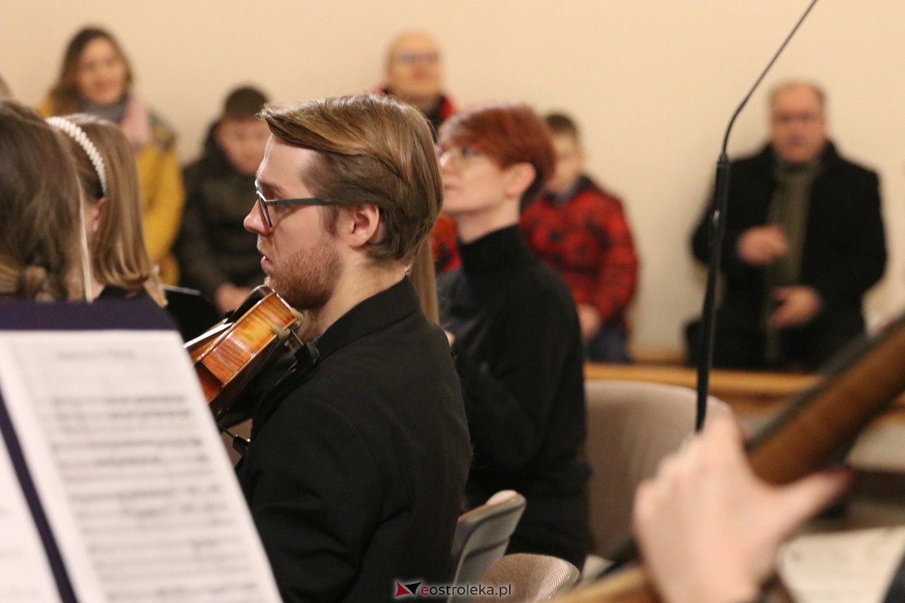 Koncert Ostrołęckiej Orkiestry Kameralnej [17.12.2023] - zdjęcie #4 - eOstroleka.pl