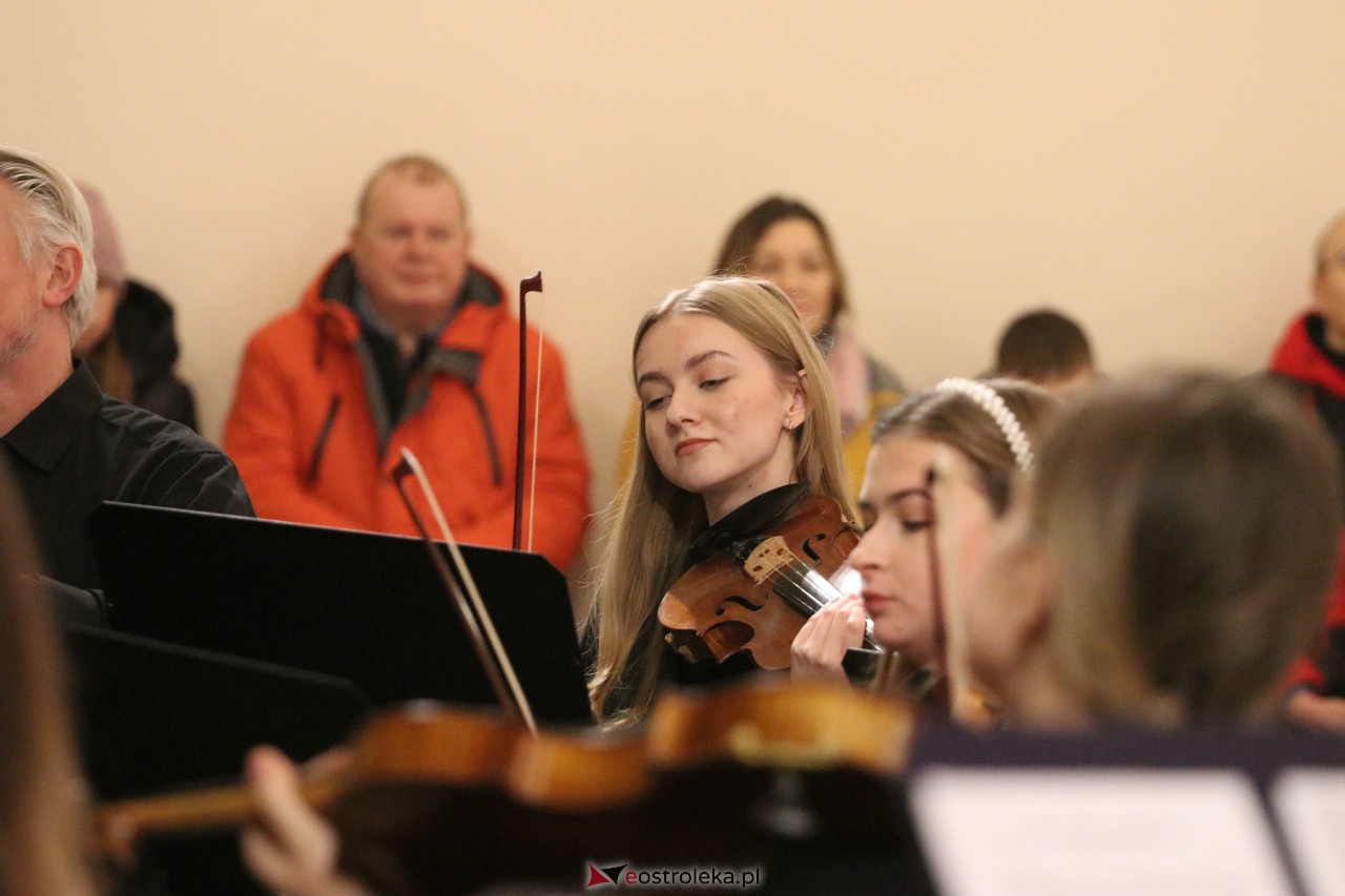 Koncert Ostrołęckiej Orkiestry Kameralnej [17.12.2023] - zdjęcie #3 - eOstroleka.pl